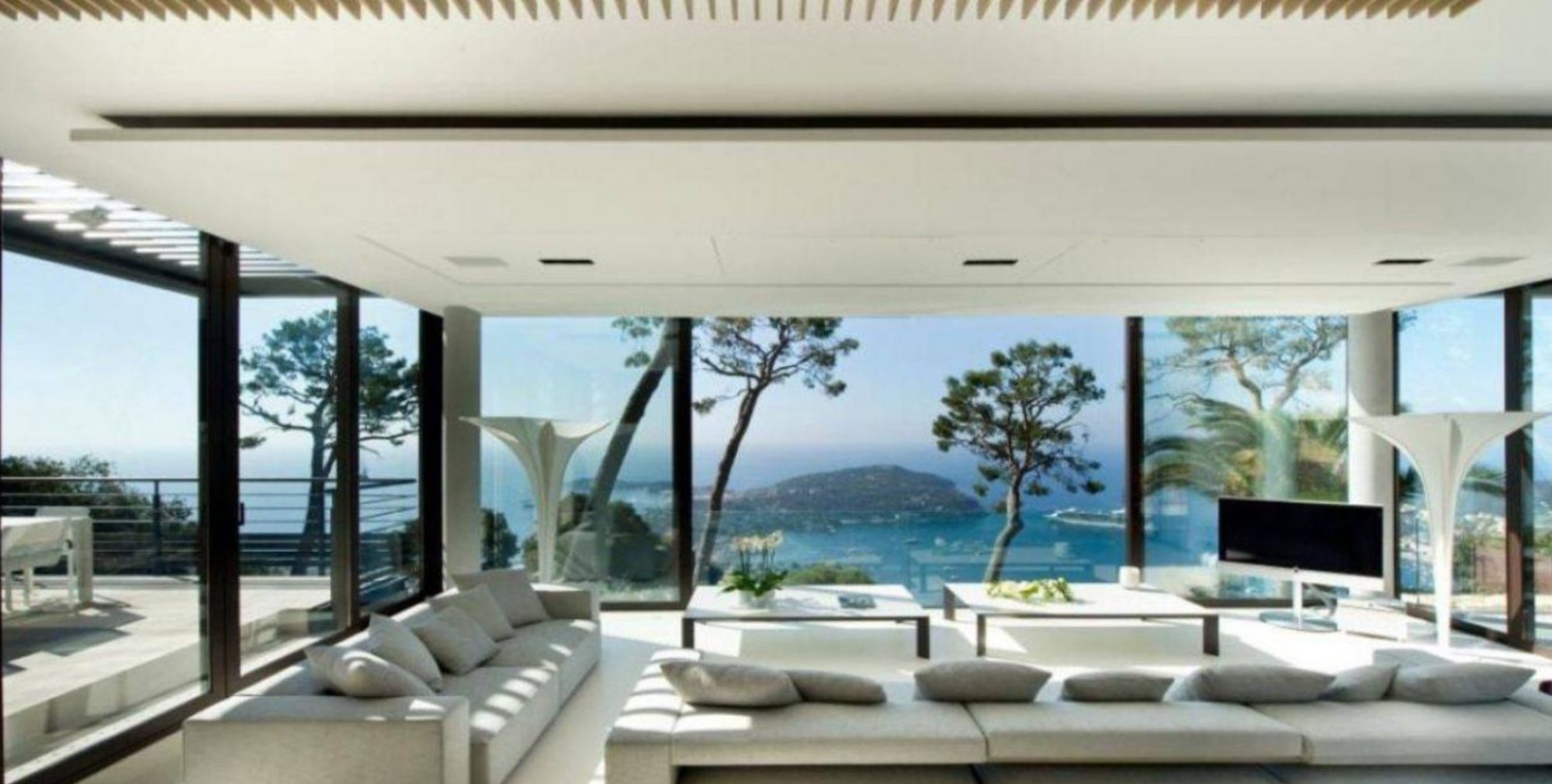 Inside a Kingdom — living space open to the sea.